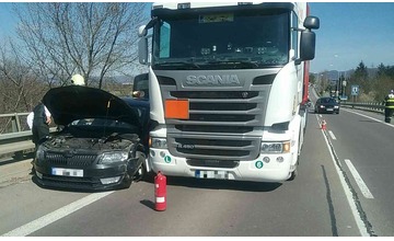 FOTO: Hrozivo vyzerajúca dopravná nehoda v Novákoch. Osobné auto zostalo zakliesnené medzi zvodidlami a nákladiakom 