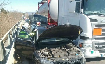 FOTO: Hrozivo vyzerajúca dopravná nehoda v Novákoch. Osobné auto zostalo zakliesnené medzi zvodidlami a nákladiakom 
