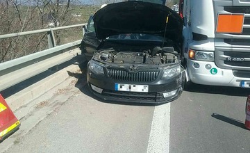 FOTO: Hrozivo vyzerajúca dopravná nehoda v Novákoch. Osobné auto zostalo zakliesnené medzi zvodidlami a nákladiakom 