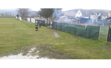 FOTO: Poplach v Skačanoch. Zasahovať museli miestni dobrovoľní hasiči 
