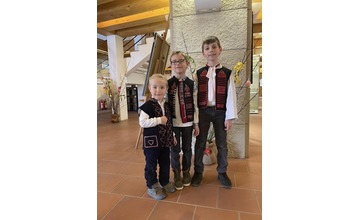 FOTO: Desiatky ľudí zavítalo na Trenčiansky hrad v kroji.  Za vernosť tradíciám na nich čakala odmena