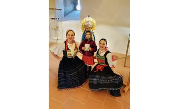 FOTO: Desiatky ľudí zavítalo na Trenčiansky hrad v kroji.  Za vernosť tradíciám na nich čakala odmena