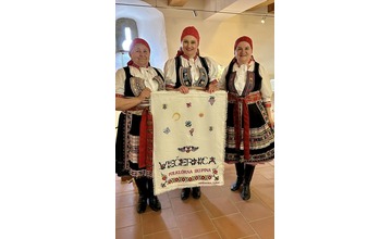 FOTO: Desiatky ľudí zavítalo na Trenčiansky hrad v kroji.  Za vernosť tradíciám na nich čakala odmena