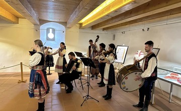 FOTO: Desiatky ľudí zavítalo na Trenčiansky hrad v kroji.  Za vernosť tradíciám na nich čakala odmena