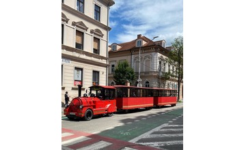 FOTO: Na majestátny Trenčiansky hrad opäť vyrazí obľúbený vláčik. Tohtoročnú sezónu začne už 29. apríla