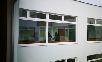 FOTO: Útočníčka, ktorá pobodala svoju spolubývajúcu nateraz za mreže nepôjde