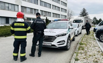 FOTO: Nahlásená bomba v dubnickom závode. Zamestnanci utekali dierou v plote