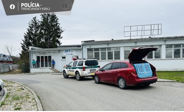 FOTO: Nahlásená bomba v dubnickom závode. Zamestnanci utekali dierou v plote