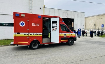 FOTO: Nahlásená bomba v dubnickom závode. Zamestnanci utekali dierou v plote