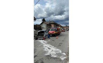 FOTO: V Nitrianskom Pravne narazilo auto do betónového stĺpu. Na mieste zasahovali všetky záchranné zložky