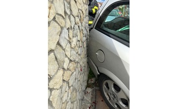 FOTO: V Nitrianskom Pravne narazilo auto do betónového stĺpu. Na mieste zasahovali všetky záchranné zložky