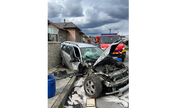 FOTO: V Nitrianskom Pravne narazilo auto do betónového stĺpu. Na mieste zasahovali všetky záchranné zložky