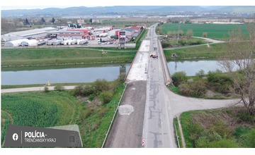 FOTO: Vodiči pozor: Most na „panelke“ pri obci Veľké Bierovce doslúžil. Je úplne uzavretý