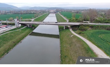 FOTO: Vodiči pozor: Most na „panelke“ pri obci Veľké Bierovce doslúžil. Je úplne uzavretý