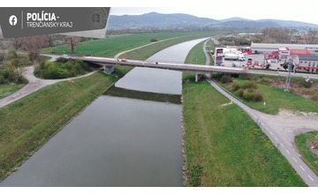 FOTO: Vodiči pozor: Most na „panelke“ pri obci Veľké Bierovce doslúžil. Je úplne uzavretý