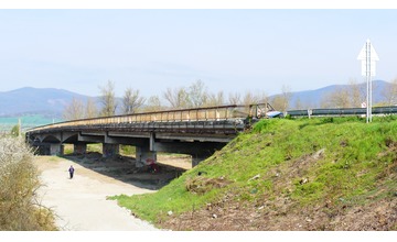 FOTO: Dopravu v Trenčianskom kraji čakajú krušné časy. Komplikácie kvôli uzavretému mostu