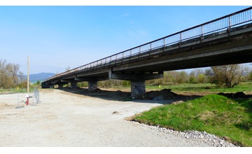 FOTO: Dopravu v Trenčianskom kraji čakajú krušné časy. Komplikácie kvôli uzavretému mostu