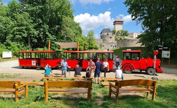 FOTO: Romantický začiatok sezóny. Obľúbeným vláčikom v Trenčíne sa odviezli prví svadobčania