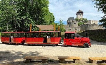 FOTO: Romantický začiatok sezóny. Obľúbeným vláčikom v Trenčíne sa odviezli prví svadobčania