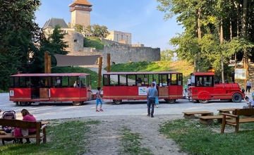 FOTO: Romantický začiatok sezóny. Obľúbeným vláčikom v Trenčíne sa odviezli prví svadobčania