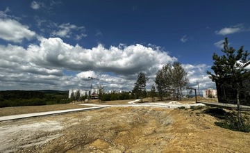 FOTO: Na najväčšom považskobystrickom sídlisku vyrastá nový park. Je väčší ako 3 futbalové ihriská