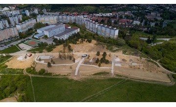 FOTO: Na najväčšom považskobystrickom sídlisku vyrastá nový park. Je väčší ako 3 futbalové ihriská