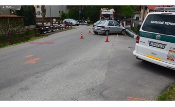 FOTO: Podguráženému vodičovi sa v Nemšovej neuhlo zábradlie. Skončil rovno v ňom 