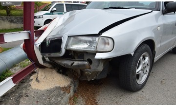 FOTO: Podguráženému vodičovi sa v Nemšovej neuhlo zábradlie. Skončil rovno v ňom 