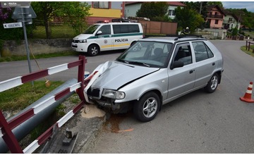 FOTO: Podguráženému vodičovi sa v Nemšovej neuhlo zábradlie. Skončil rovno v ňom 
