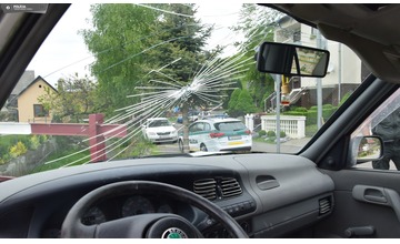 FOTO: Podguráženému vodičovi sa v Nemšovej neuhlo zábradlie. Skončil rovno v ňom 