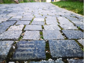 FOTO: Po čom Novomešťania kráčali? Osud vzácnych dlažobných kociek je už spečatený