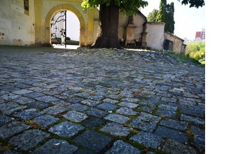 FOTO: Po čom Novomešťania kráčali? Osud vzácnych dlažobných kociek je už spečatený