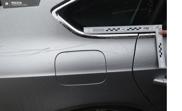 FOTO: Na soka v láske si mladík v Uhrovci netrúfol. Svoj hnev si vybil na jeho odparkovanom aute