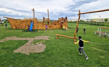 FOTO: Najmenší Partizánčania majú vlastnú loď. Vybudovali ju na trinástom detskom ihrisku v meste