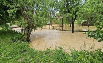 FOTO: Počasie potrápilo niekoľko obcí na Považí aj v utorok. Hasiči mali plné ruky práce