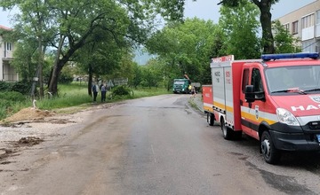 FOTO: Počasie potrápilo niekoľko obcí na Považí aj v utorok. Hasiči mali plné ruky práce