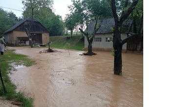 FOTO: Počasie potrápilo niekoľko obcí na Považí aj v utorok. Hasiči mali plné ruky práce