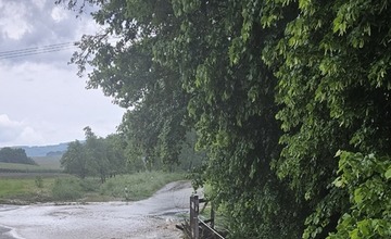 FOTO: Počasie potrápilo niekoľko obcí na Považí aj v utorok. Hasiči mali plné ruky práce