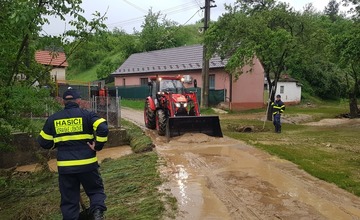FOTO: Počasie potrápilo niekoľko obcí na Považí aj v utorok. Hasiči mali plné ruky práce
