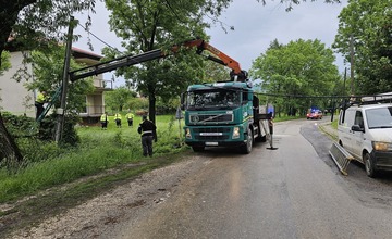 FOTO: Počasie potrápilo niekoľko obcí na Považí aj v utorok. Hasiči mali plné ruky práce