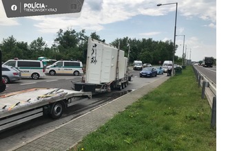 FOTO: Muži zákona si posvietili na vodičov. Na D1 pri Dubnici nad Váhom ich skontrolovali stovky