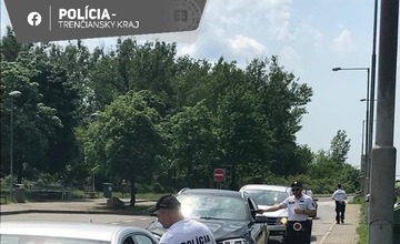 FOTO: Muži zákona si posvietili na vodičov. Na D1 pri Dubnici nad Váhom ich skontrolovali stovky