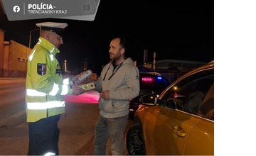FOTO: Policajti rozdávali pivo zodpovedným vodičom