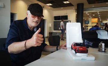 FOTO: Pocta pre najväčšieho fanúšika Porsche: Od modelov k skutočným tátošom