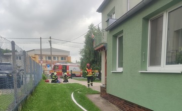FOTO: Myjavskí hasiči obsadili škôlku v obci Poriadie. S deťmi si precvičili ostrý zásah