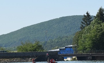FOTO: Desiatky profesionálnych aj dobrovoľných hasičov obsadili vodnú nádrž pri Prievidzi