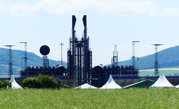 FOTO: Prípravy na najväčší koncert v histórii Slovenska finišujú, pódium pre Rammstein je pripravené