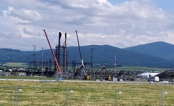 FOTO: Prípravy na najväčší koncert v histórii Slovenska finišujú, pódium pre Rammstein je pripravené