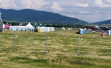 FOTO: Prípravy na najväčší koncert v histórii Slovenska finišujú, pódium pre Rammstein je pripravené