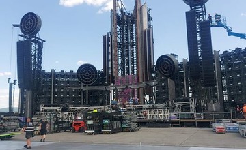 FOTO: Prípravy na najväčší koncert v histórii Slovenska finišujú, pódium pre Rammstein je pripravené